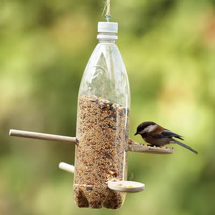 Comedero para aves con botella de plástico